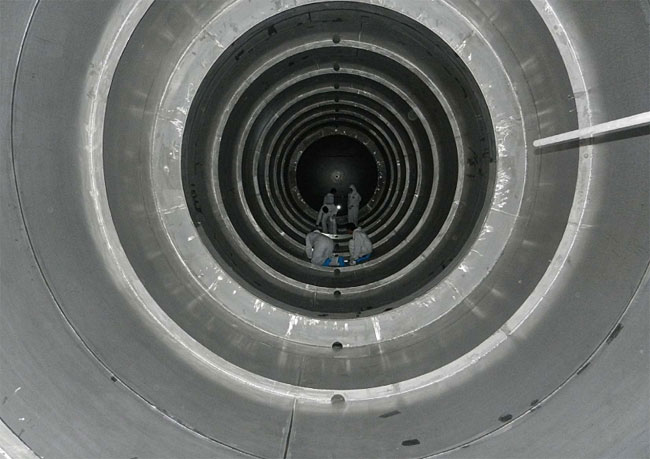 Internal-Cleaning-of-a-VIE-350,000-Lt-Vertical-Tank-for-LOX-Service